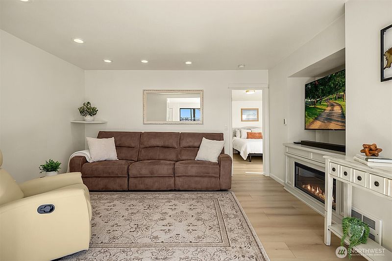 3rd image of 10601 Vernon Road