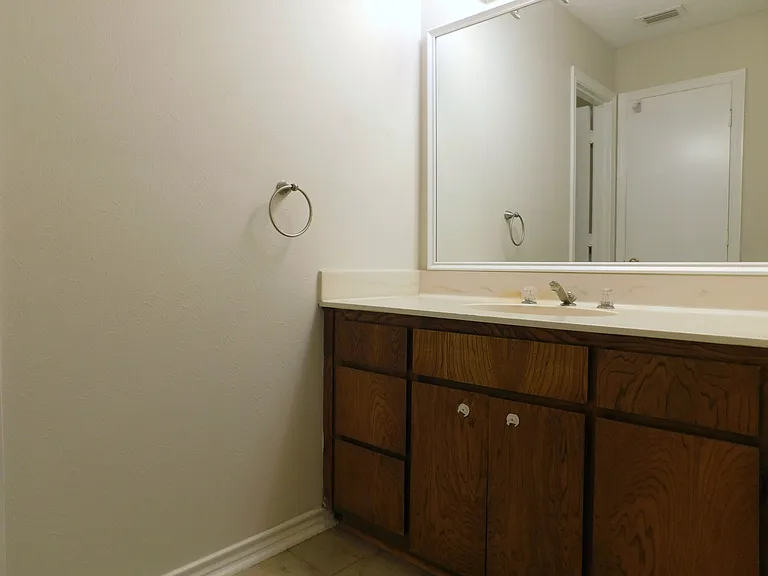 2204 Canterbury Ct #2204 — Photo 15