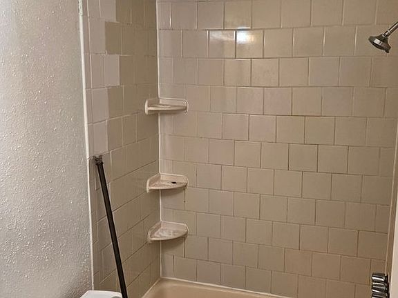 5th image of 617 Hickory St