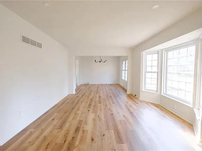 504 NE Johnston Dr — Photo 9