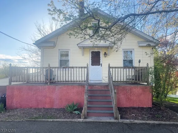 2 Center St, Hopatcong Boro, NJ 07874