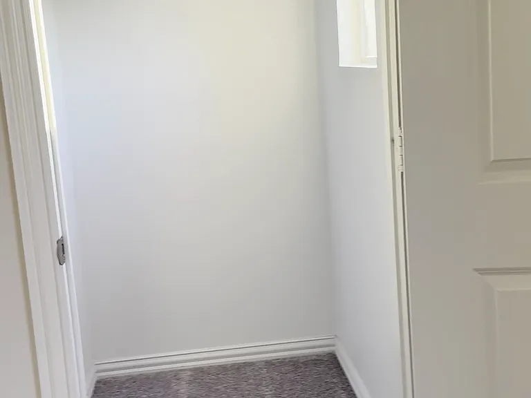 Room2 Closset