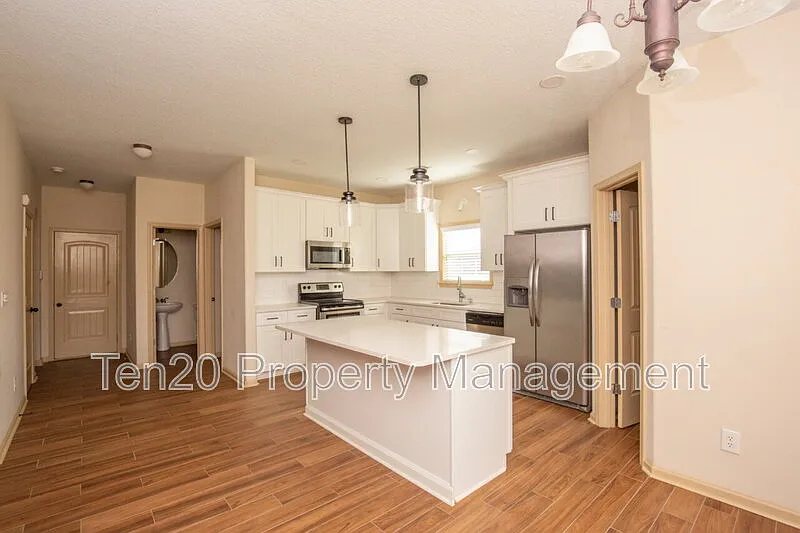 5 bed, 3.5 bath, 3100 sqft, $2,300 — Photo 3