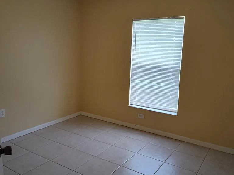1109 NE 2nd Pl — Photo 16