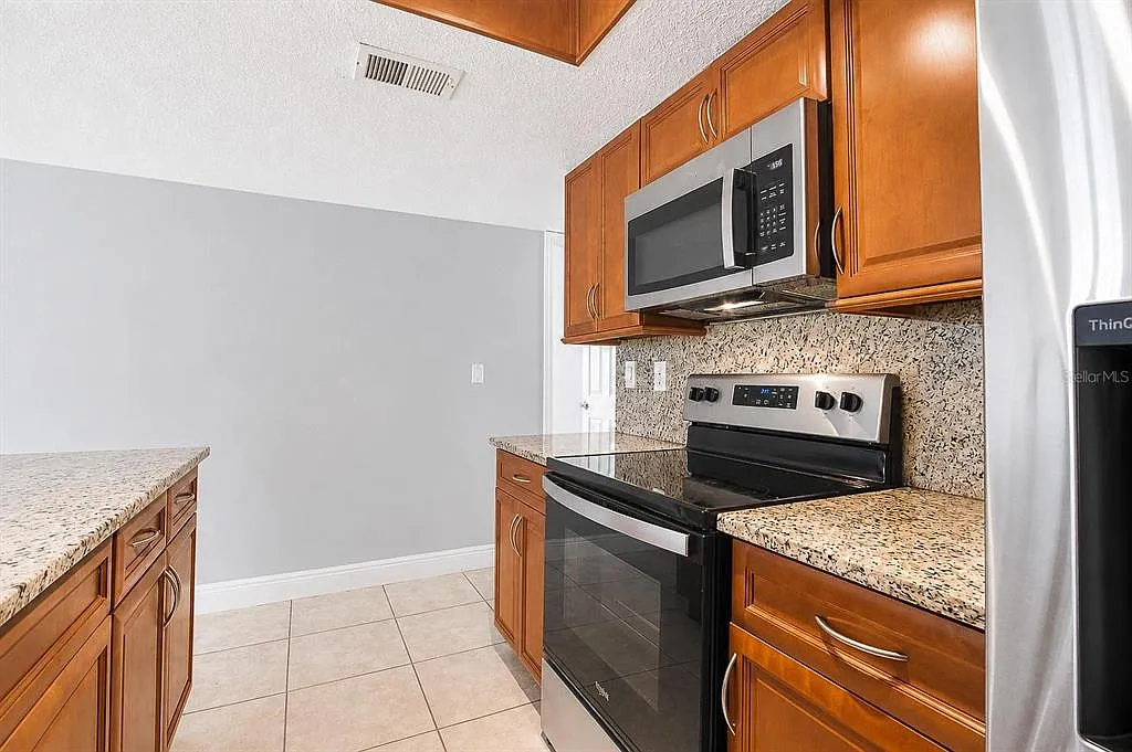 3 bed, 2.0 bath, 1287 sqft, $1,900 — Photo 4