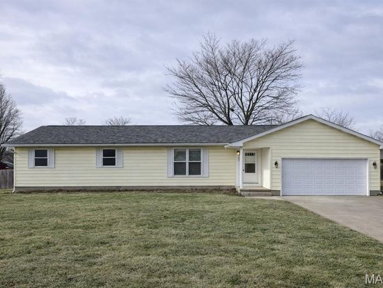 505 Schroeder Dr, Salem, IL 62881