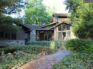 110 Woodburn Dr, Moreland Hills, OH