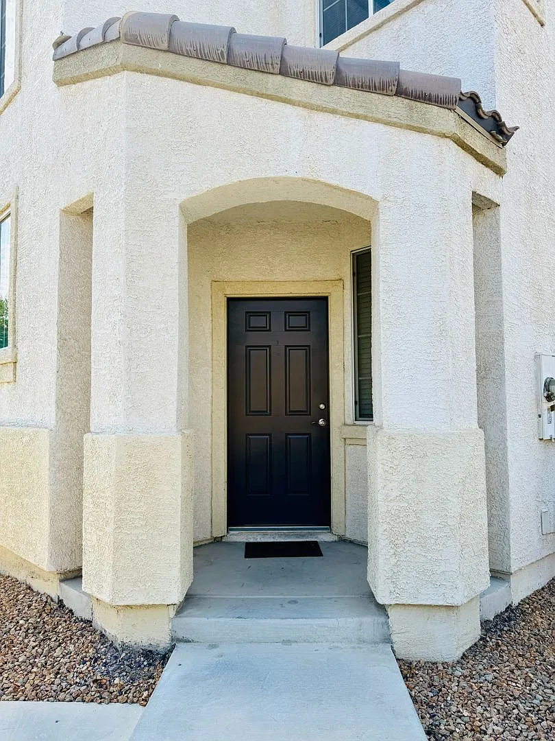 Clean, Bright & Cheerful Home in the Heart of Silverado Ranch! — Photo 3