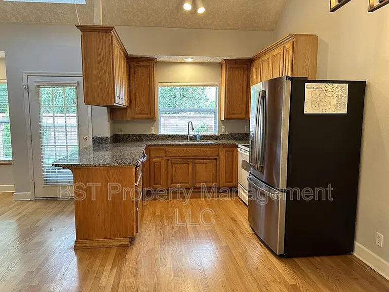 330 E College St — Photo 3