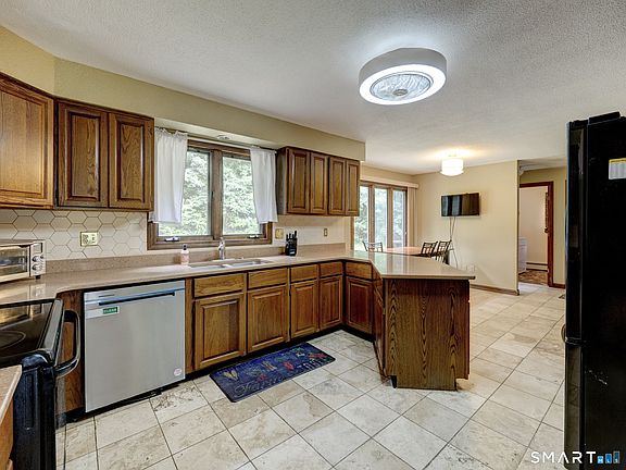 5th image of 522 Springfield Road