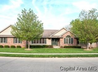 10 Spring St, Riverton, IL 62561