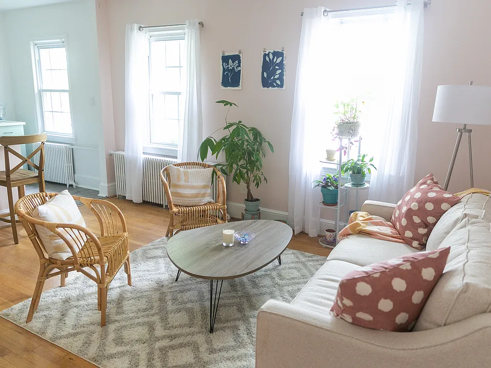 909 E St SE #2