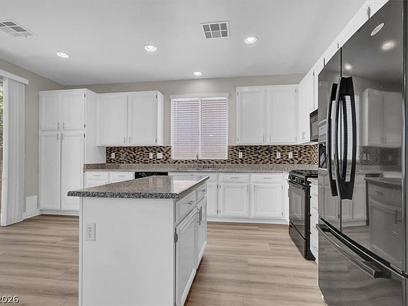 4th image of 3040 Carbondale St