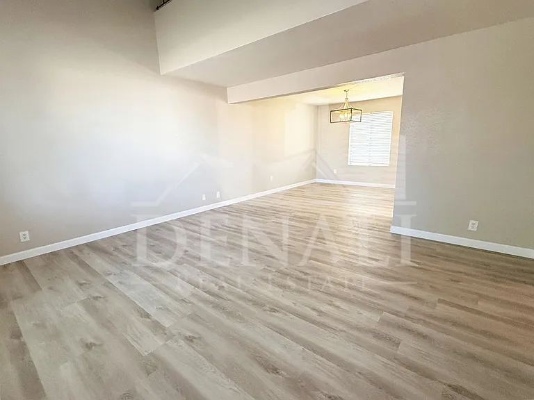 1529 E Edgewater Dr — Photo 2