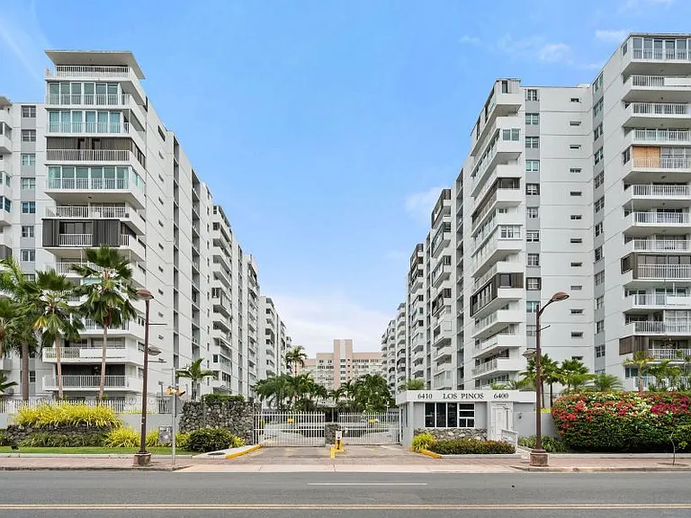 COND LOS PINOS AVE ISLA VERDE TORRE ESTE 2-E — Photo 2