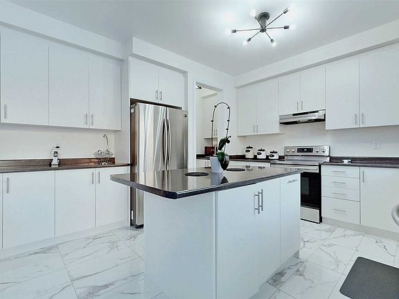 5th image of 216 Harcourt Cres