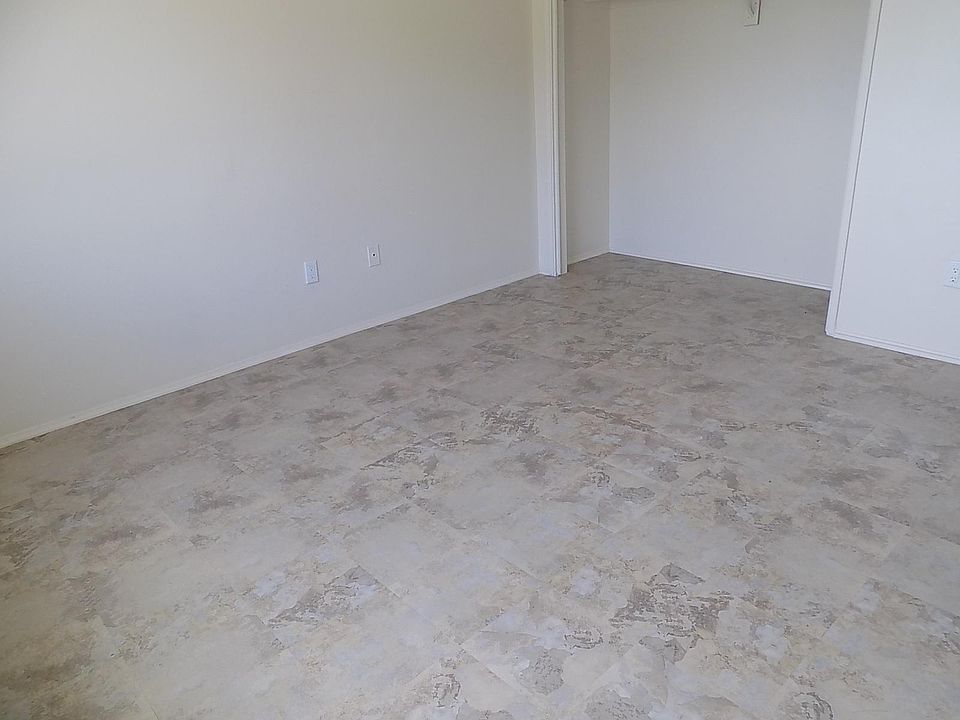 Bedroom showing closet