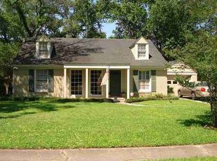 261 E Circuit Dr, Beaumont, TX 77706