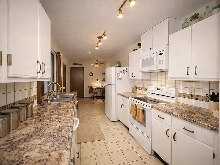 912 Lockhart Dr — Photo 6