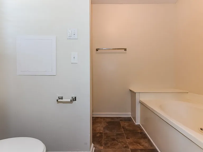 104 Carolina Ct — Photo 11