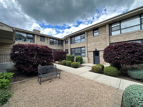 4th image of 1940-42 Linden Ave #D
