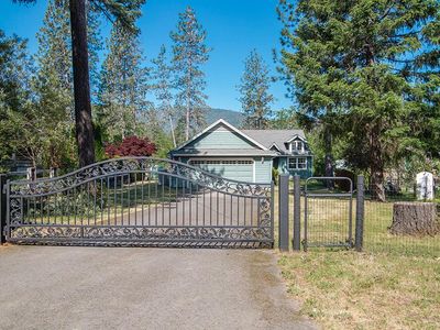 510 S Junction Ave, Cave Junction, OR, 97523