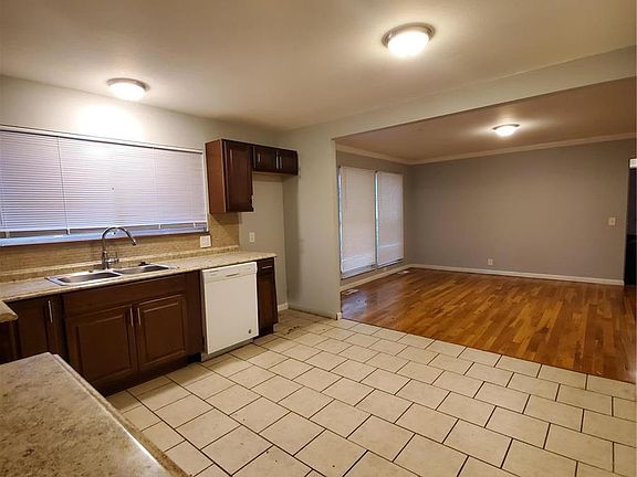 5th image of 2440 Wedgwood Dr W