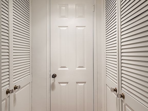 4th image of 220 E 57th St APT 17J