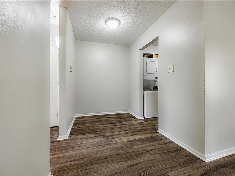Holmes Pointe Apartments — Photo 6