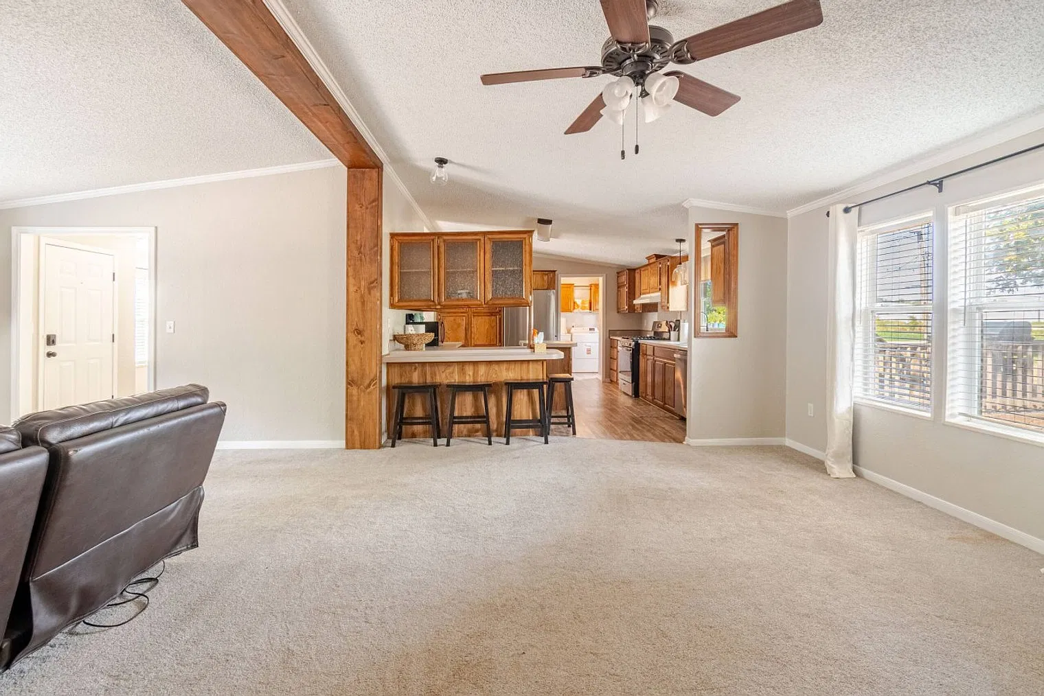 4 bed, 2.0 bath, 1969 sqft, $2,005 — Photo 3