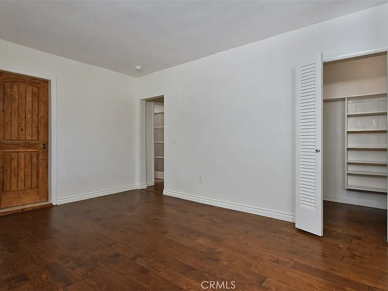 13902 Calvert St — Photo 17