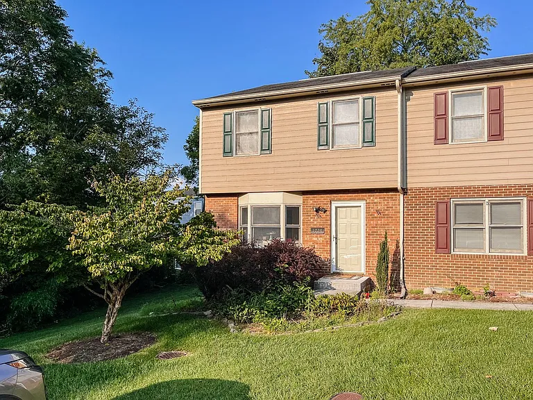 1726 Emerald St — Photo 2