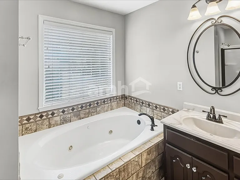 201 Fox Hunt Ln — Photo 10