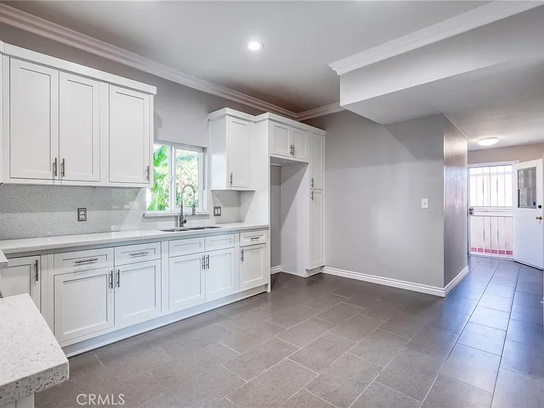 337 W 10th St — Photo 7