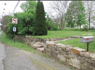 2851 N Charlotte St, Gilbertsville, PA 19525