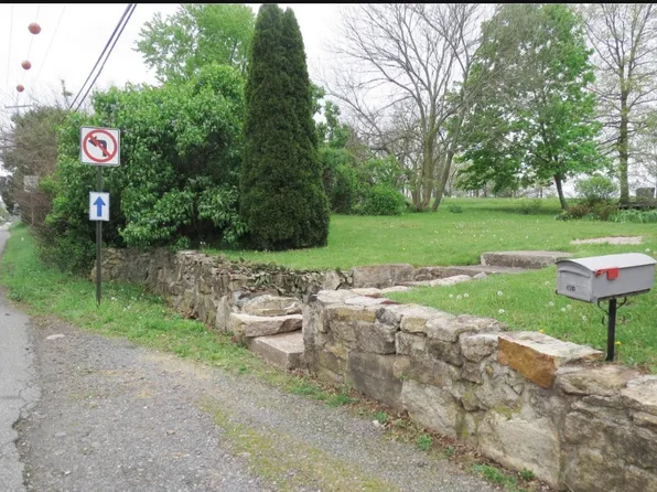 2851 N Charlotte St, Gilbertsville, PA 19525