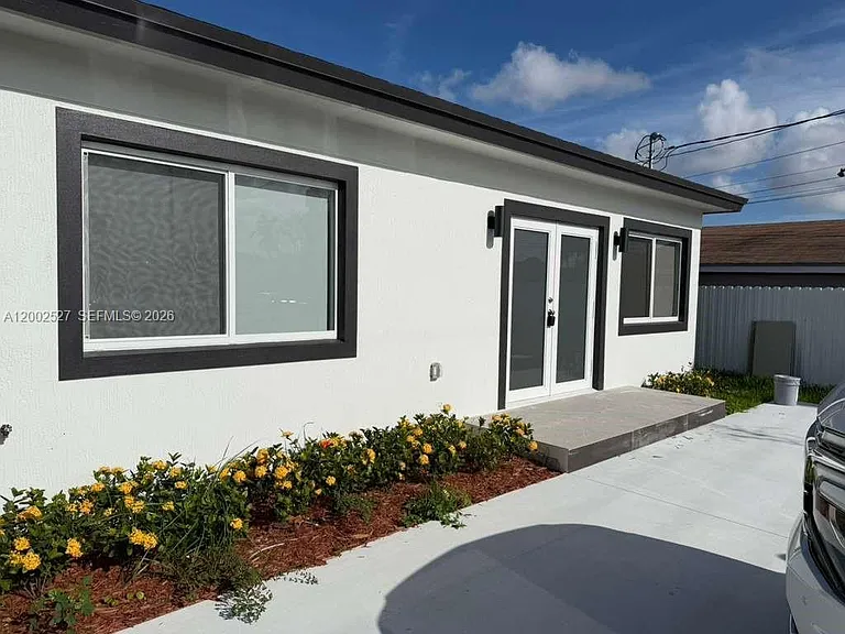 831 SE 9th Ave — Photo 1