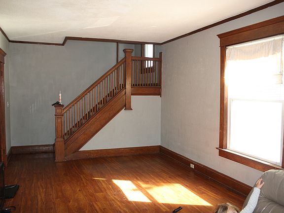 4th image of 142 Main St