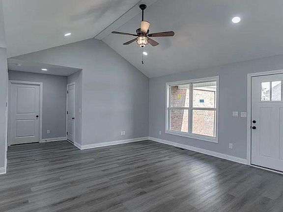 4th image of 320 Sandstone Dr