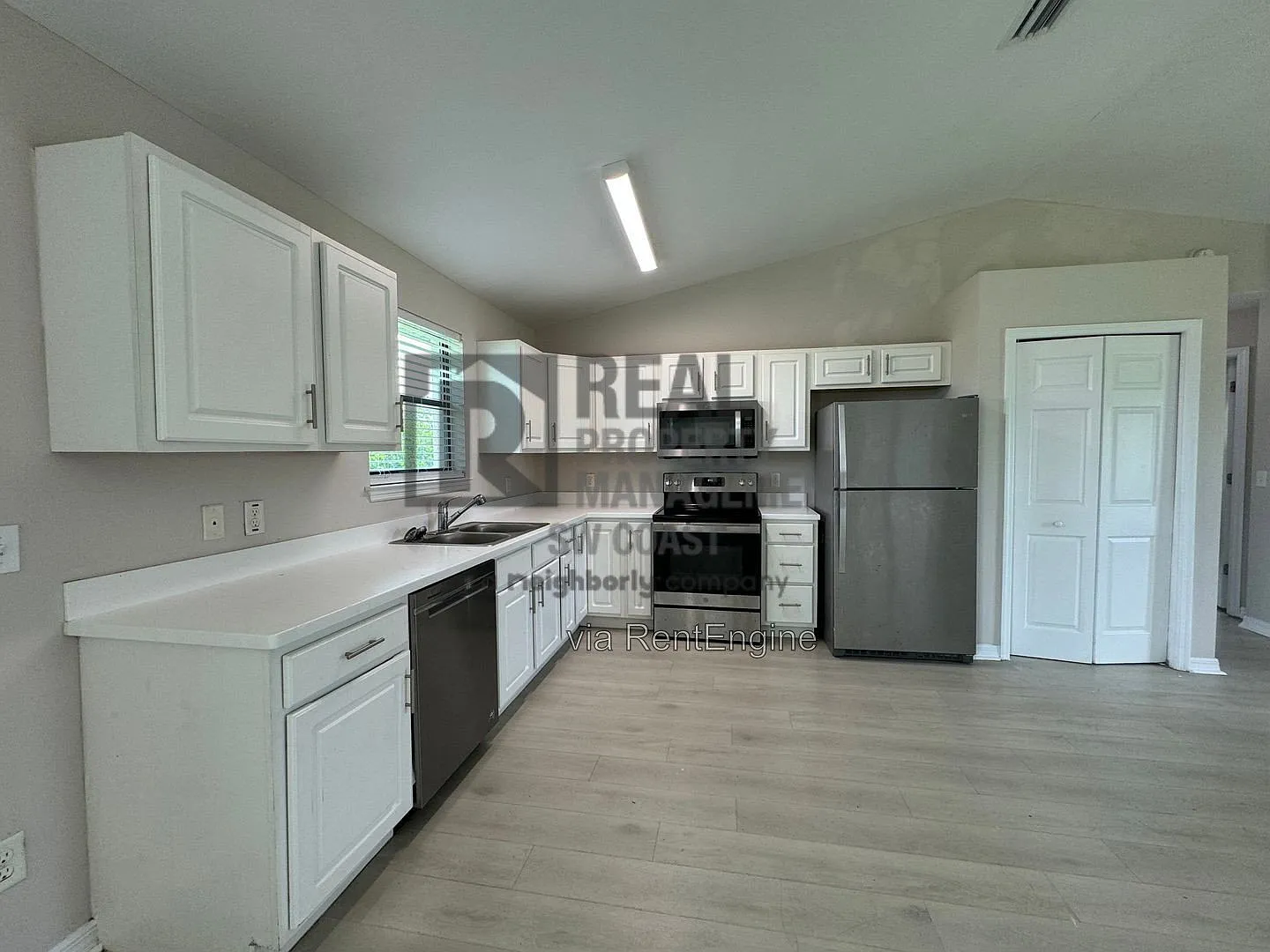 4 bed, 2.0 bath, 1560 sqft, $2,000 — Photo 2