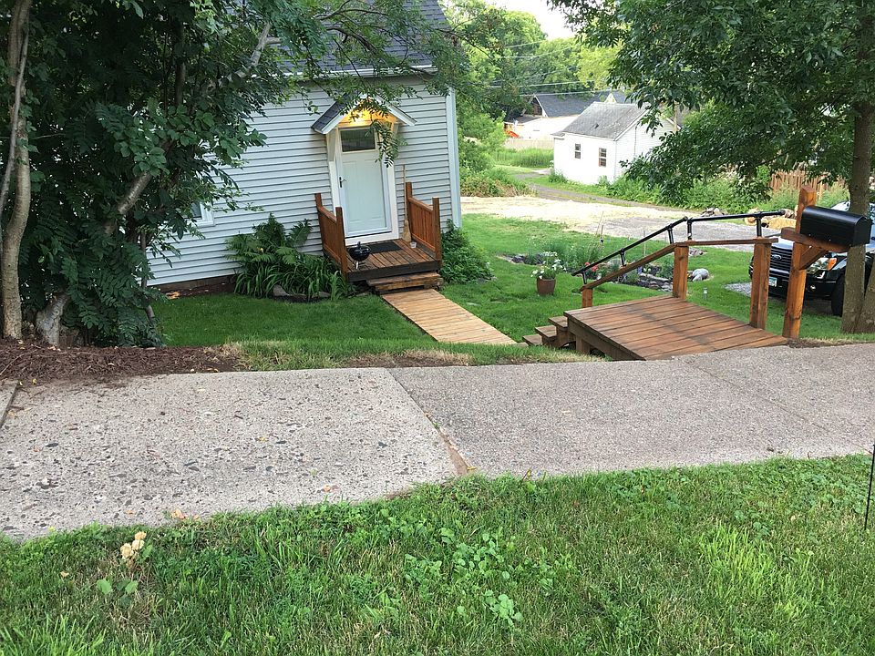 1st image of 926 N 4th Ave E