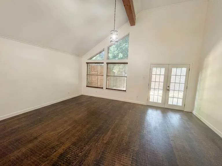 1404 Daffodil Ln — Photo 4