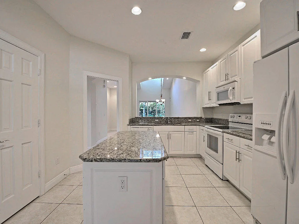 3 bed, 2.5 bath, 1894 sqft, $2,300 — Photo 3