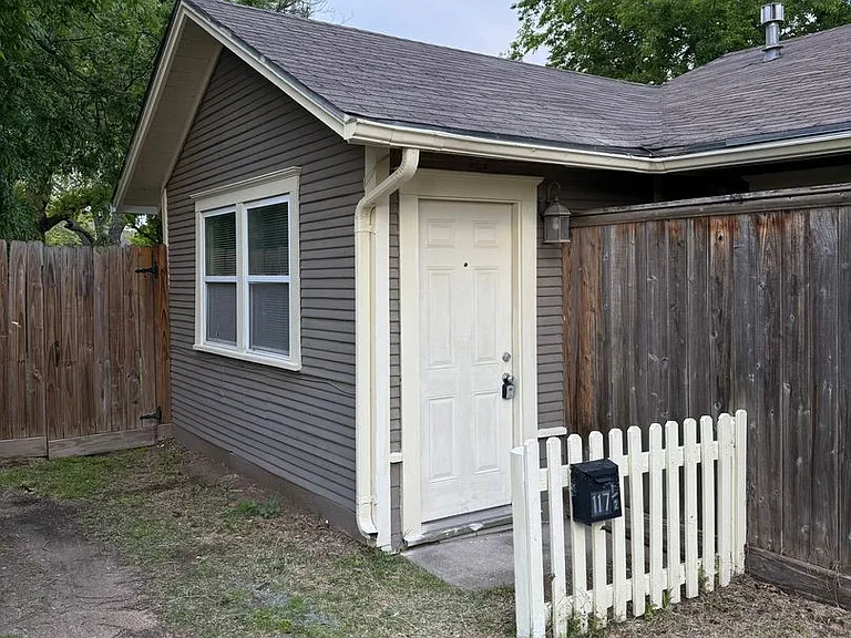 117 1/2 Bryan St — Photo 1