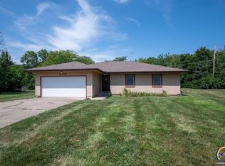 2406 SE Shorewood Ct, Topeka, KS 66605