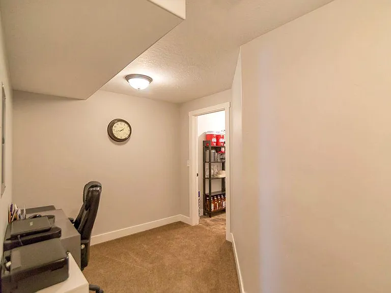 229 E Bridgewater Ln — Photo 2