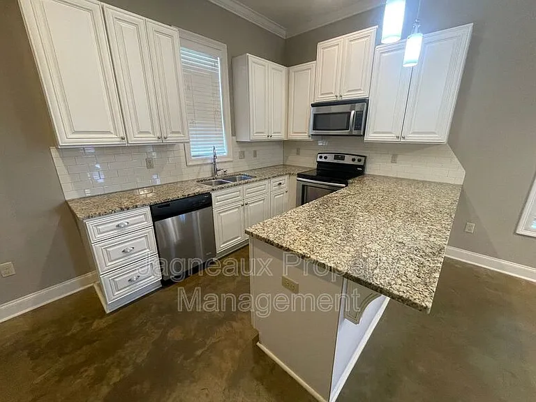102 Hargrave Dr — Photo 4