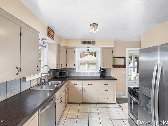 5th image of 3051 Effie Pl NE