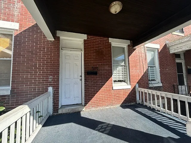 599 N Edgewood St — Photo 3