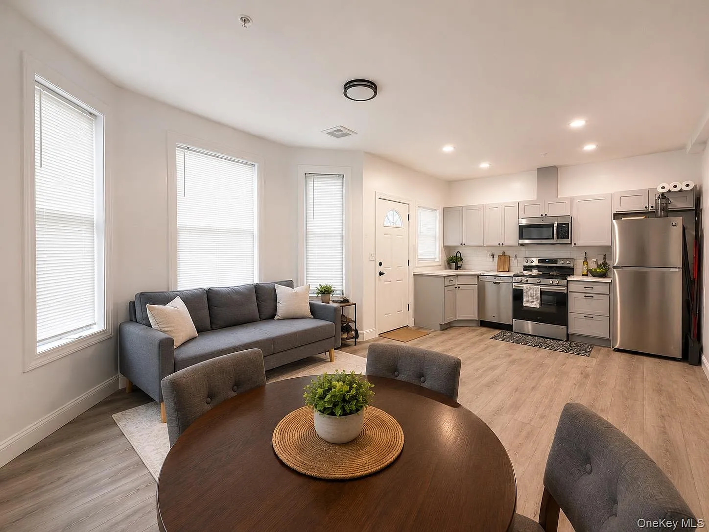 1 bed, 1.0 bath, 700 sqft, $1,950 — Photo 2